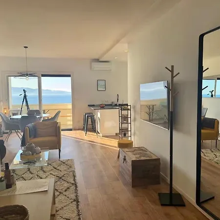 Magnifique Vue Mer, Spacieux Et Traversant